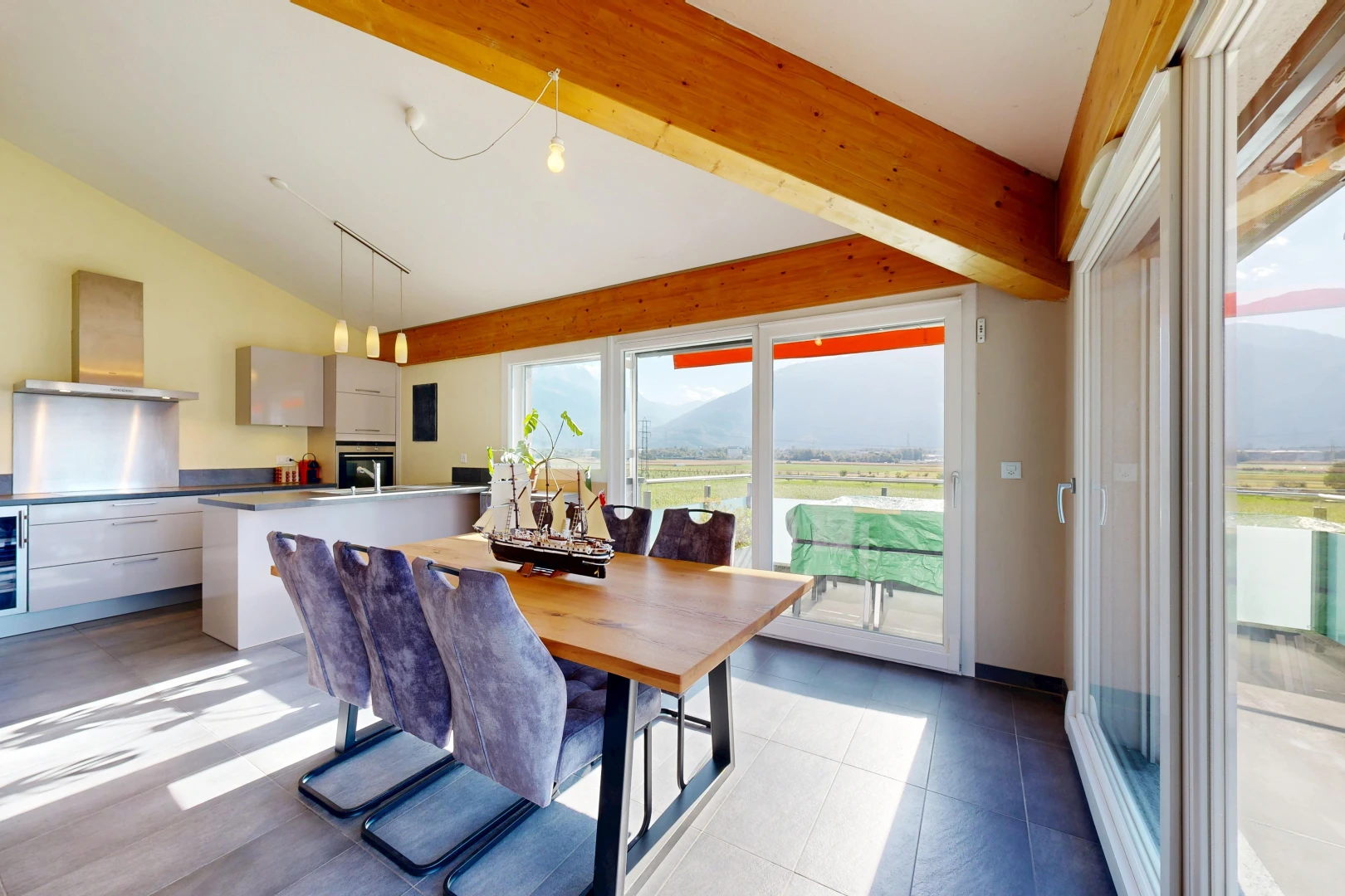 salle à manger avec accès à l'extérieur, vaulted ceiling, plafond voûté, high end ceiling, et inside property