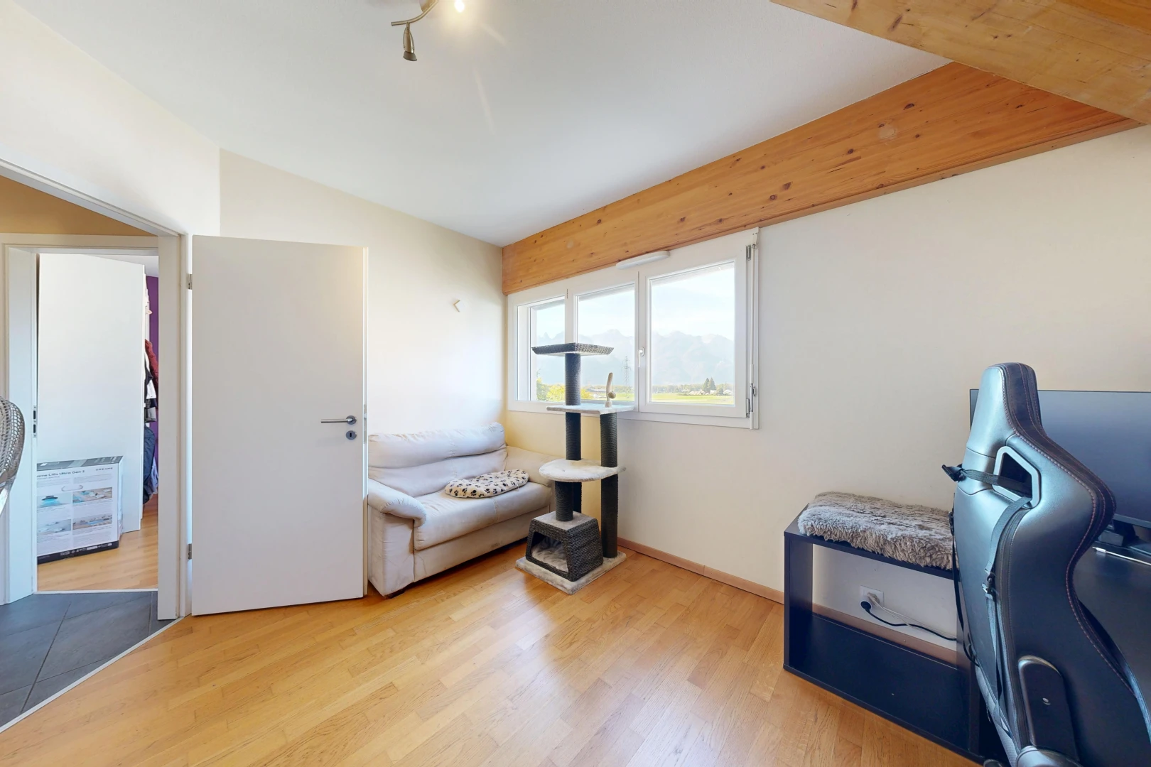 salon avec drywall, cloison sèche, wood finish floor, sol en finition bois, et vaulted ceiling