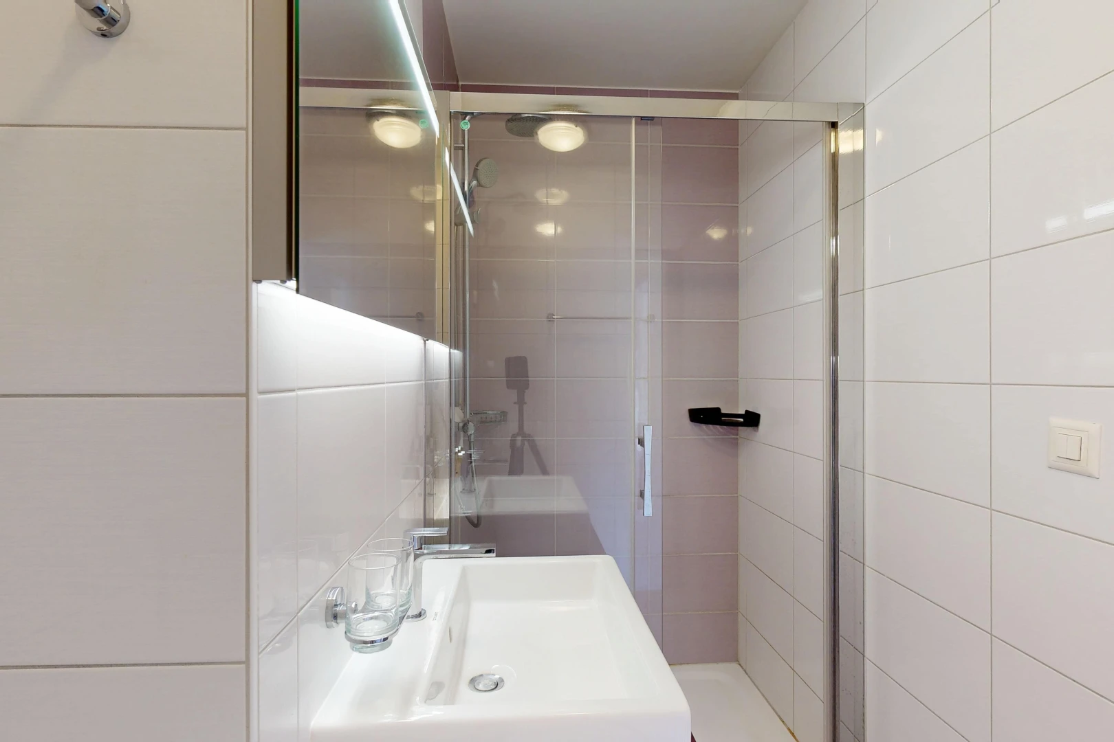 salle de bains avec douche, salle de bain complète, évier, miroir, et tile wall