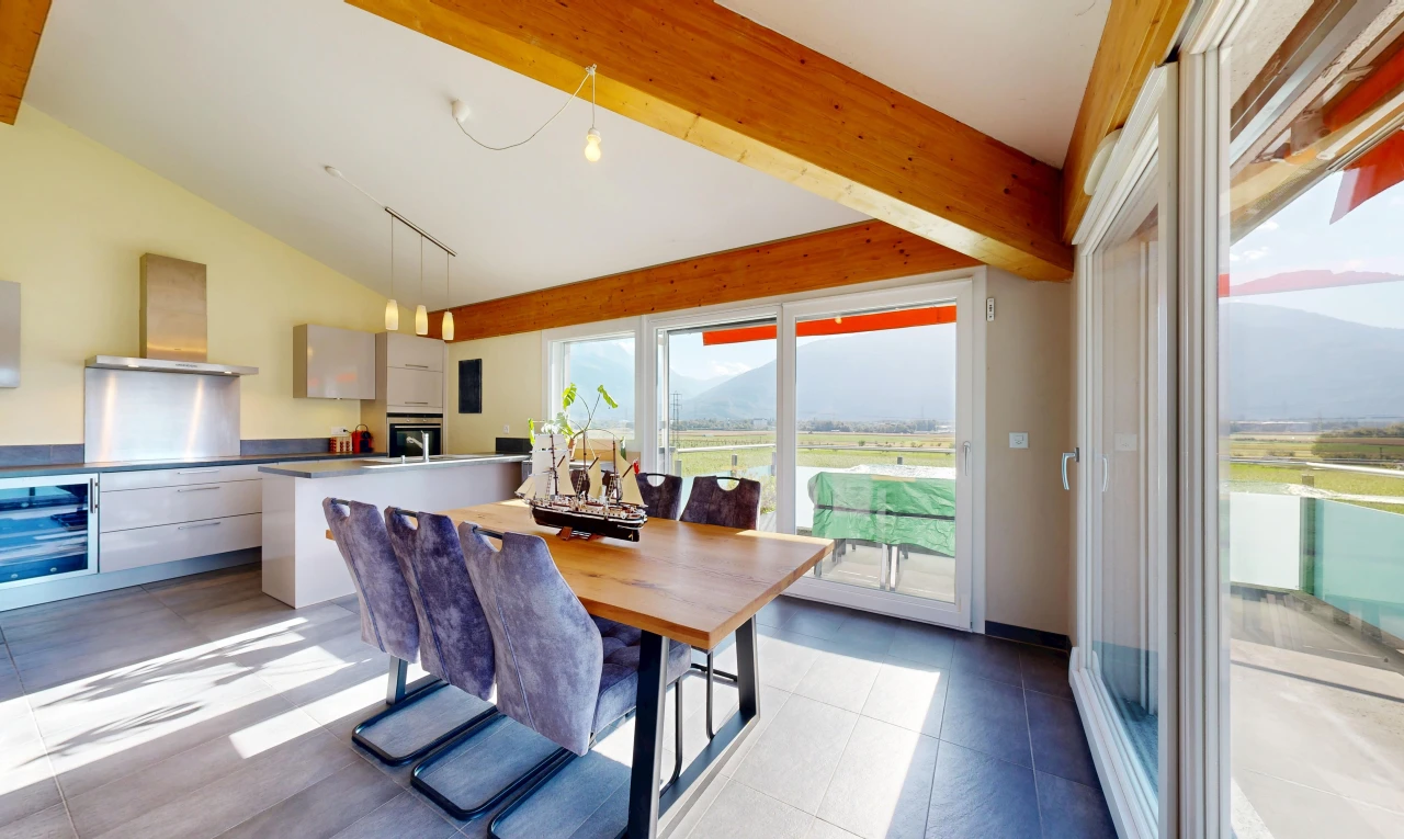 salle à manger avec accès à l'extérieur, vaulted ceiling, plafond voûté, high end ceiling, et inside property