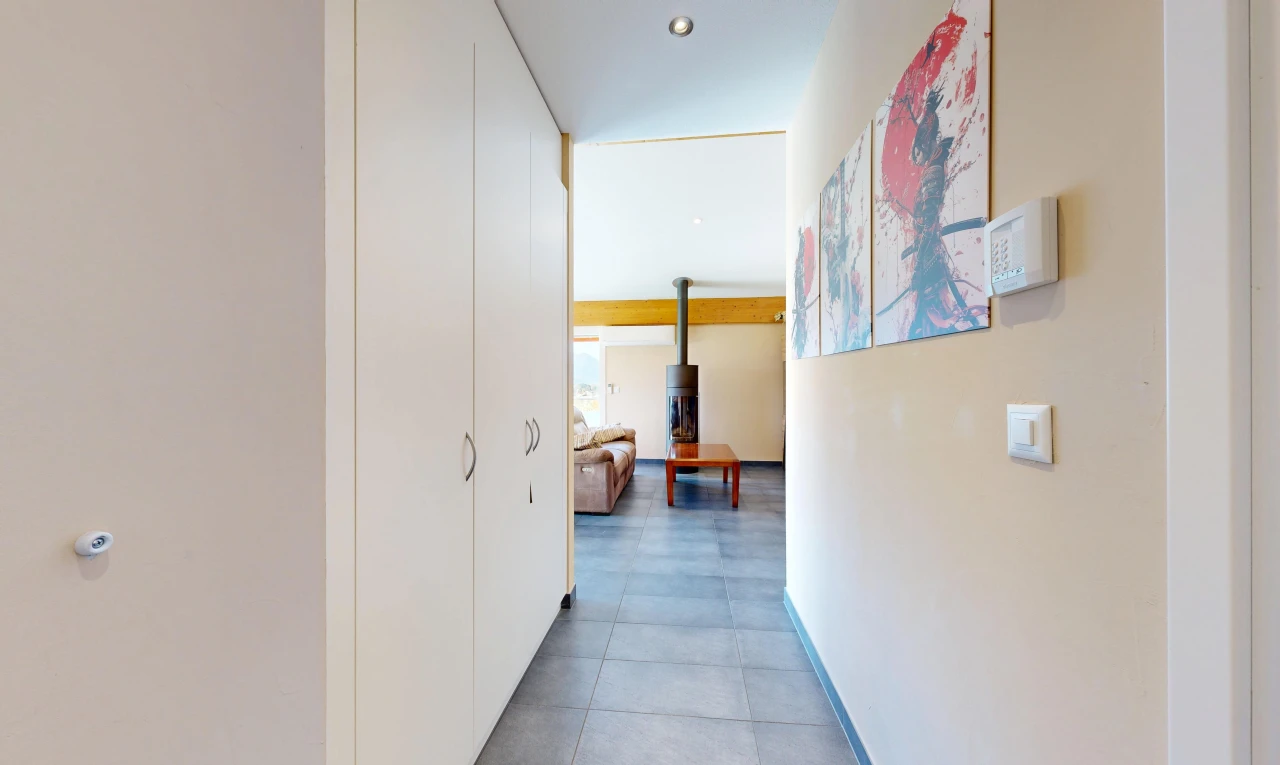 couloir avec cloison sèche, drywall, inside property, éclairage encastré, et light floor