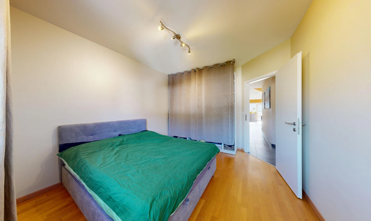 chambre avec éclairage sur rail, drywall, cloison sèche, inside property, et light floor
