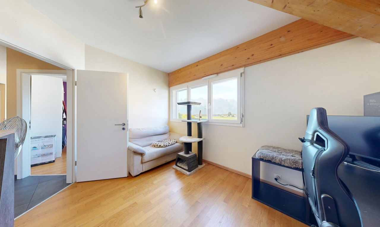 salon avec drywall, cloison sèche, wood finish floor, sol en finition bois, et vaulted ceiling