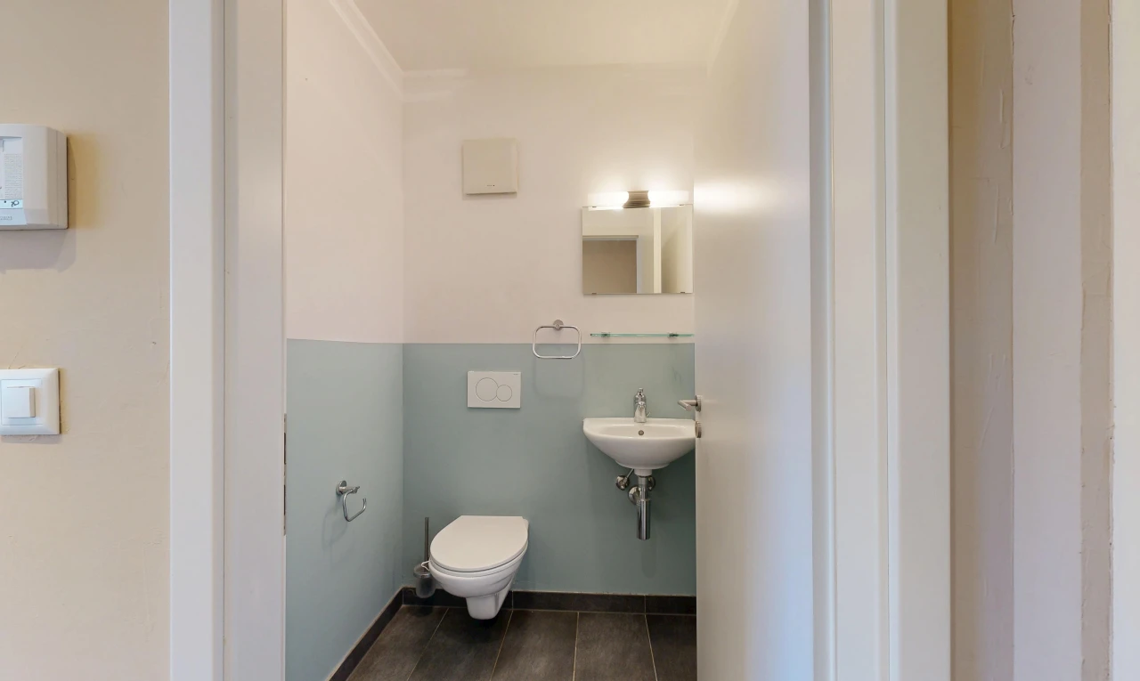 salle de bains avec miroir, inside property, dark floor, drywall, et cloison sèche