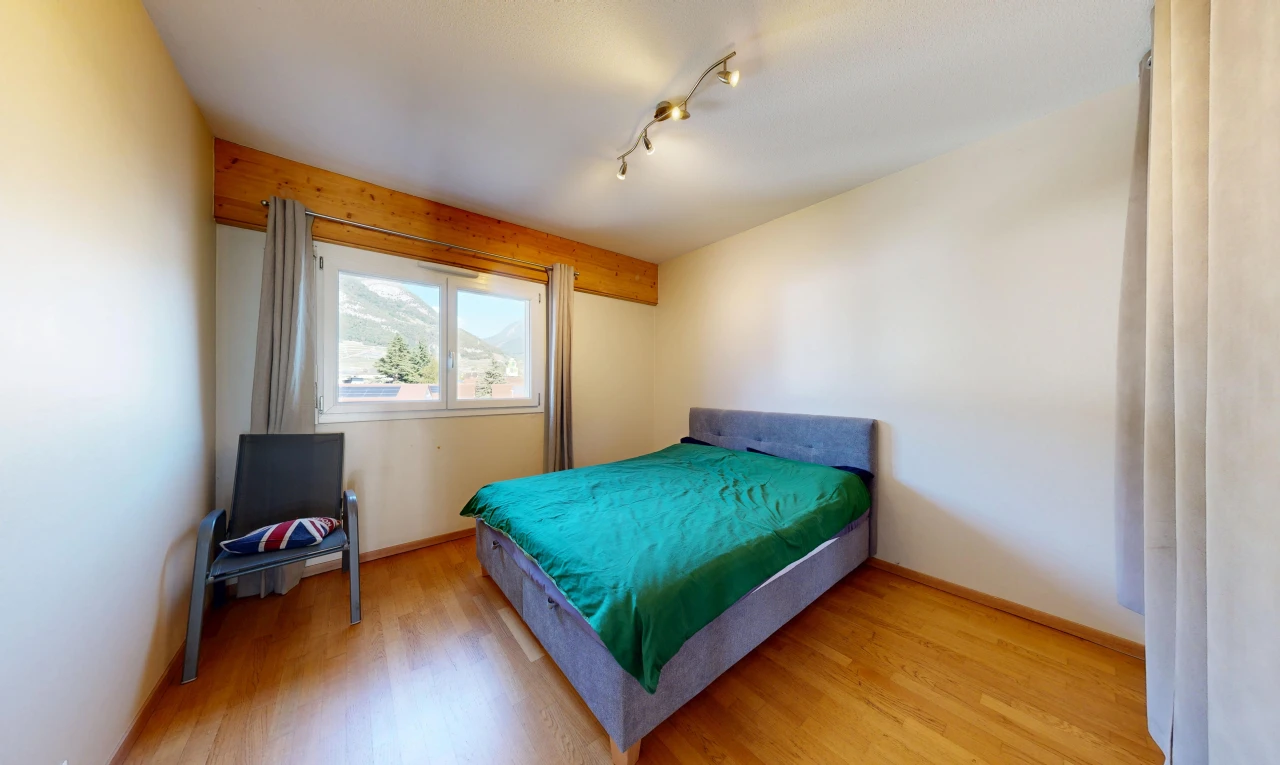 chambre avec éclairage sur rail, drywall, cloison sèche, wood finish floor, et sol en finition bois