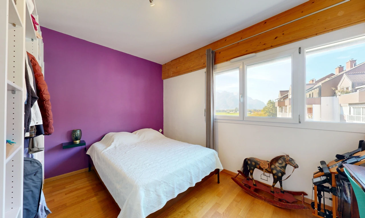 chambre avec drywall, cloison sèche, inside property, day time, et wood finish floor