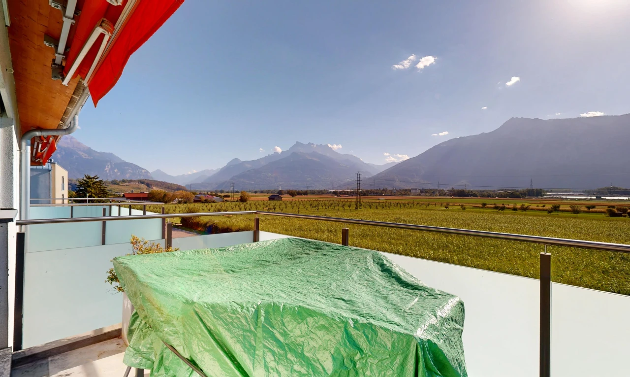 balcon avec view focus, from property, mountain view, vue sur la montagne, et day time