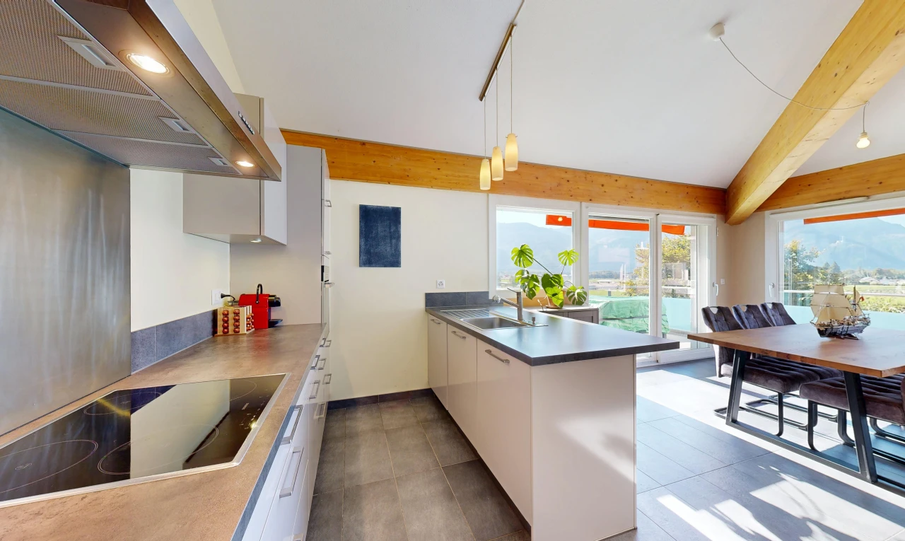 cuisine avec hotte, péninsule de cuisine, kitchen peninsula, plaque de cuisson, et pendant lighting