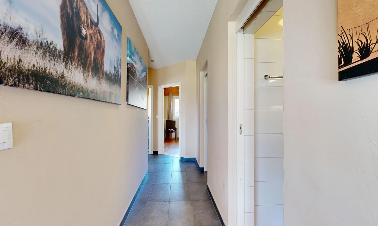 couloir avec inside property, cloison sèche, drywall, plinthes murales, et baseboards wall