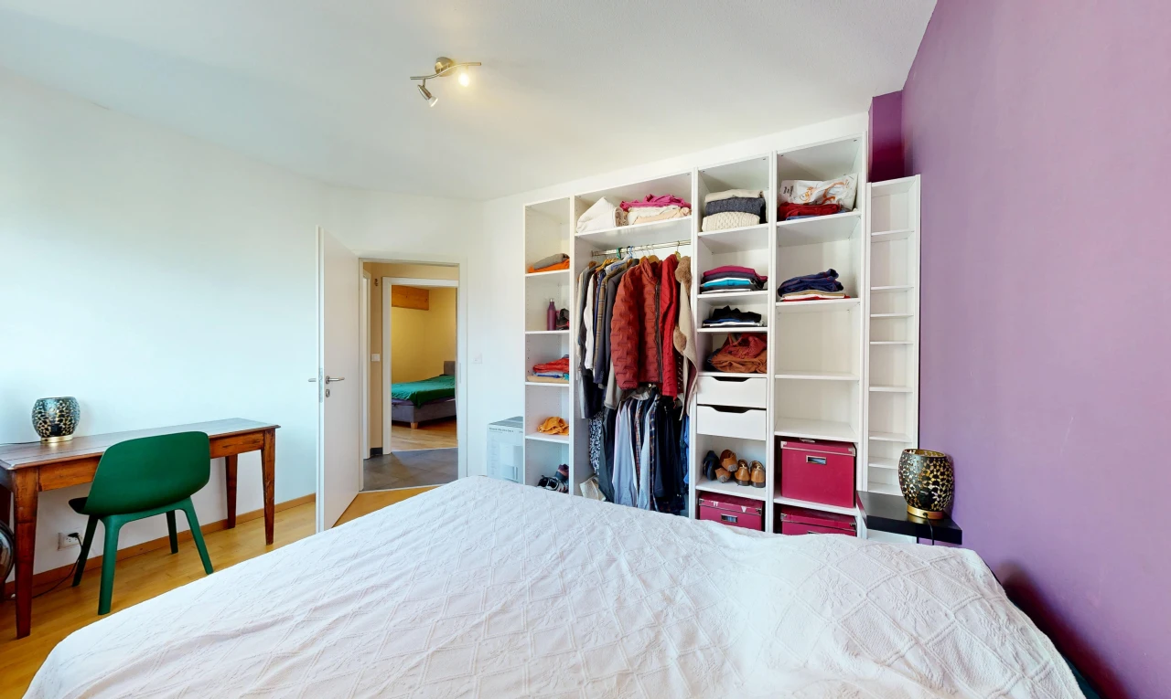 chambre avec drywall, cloison sèche, placard, inside property, et éclairage sur rail
