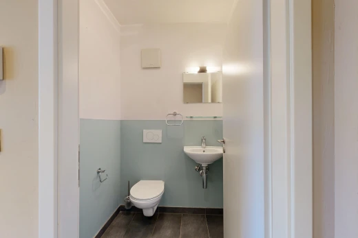 salle de bains avec miroir, inside property, dark floor, drywall, et cloison sèche