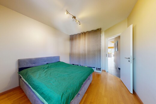 chambre avec éclairage sur rail, drywall, cloison sèche, inside property, et light floor