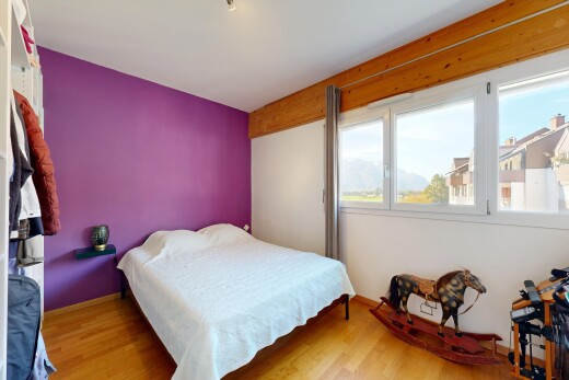 chambre avec drywall, cloison sèche, inside property, day time, et wood finish floor