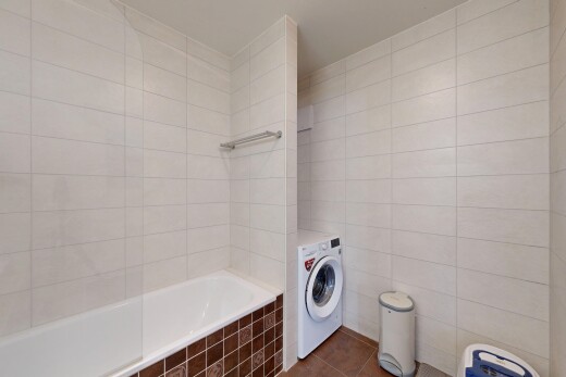 buanderie avec tile wall, mur en carrelage, tile floor, sol en carrelage, et lave-linge et sèche-linge