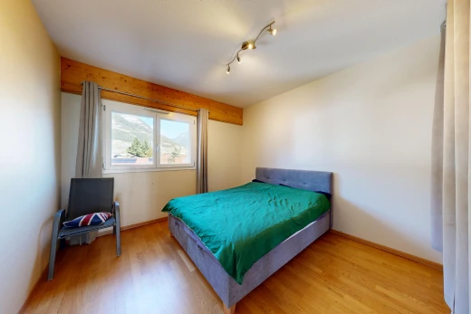 chambre avec éclairage sur rail, drywall, cloison sèche, wood finish floor, et sol en finition bois