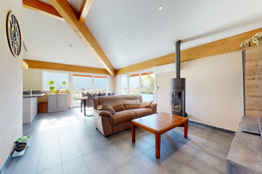 salon avec poêle à bois, high end ceiling, high ceiling, plafond haut, et drywall