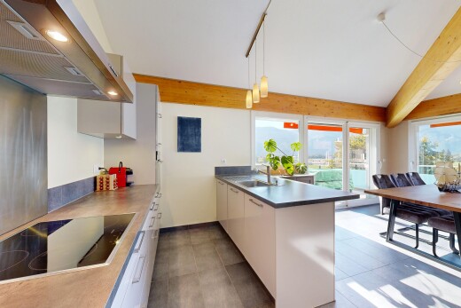cuisine avec hotte, péninsule de cuisine, kitchen peninsula, plaque de cuisson, et pendant lighting