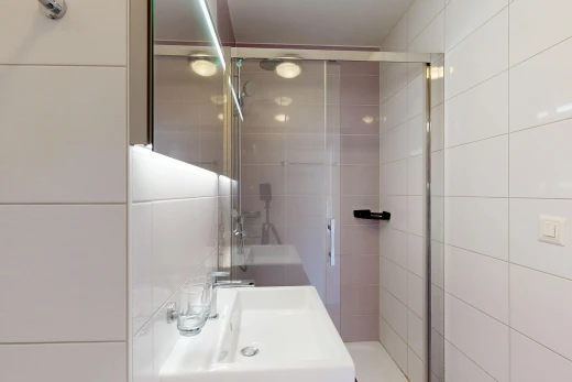 salle de bains avec douche, salle de bain complète, évier, miroir, et tile wall
