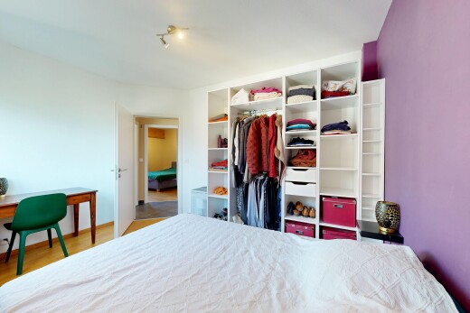 chambre avec drywall, cloison sèche, placard, inside property, et éclairage sur rail