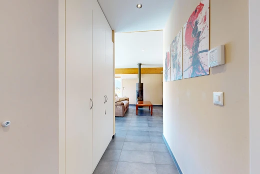 couloir avec cloison sèche, drywall, inside property, éclairage encastré, et light floor