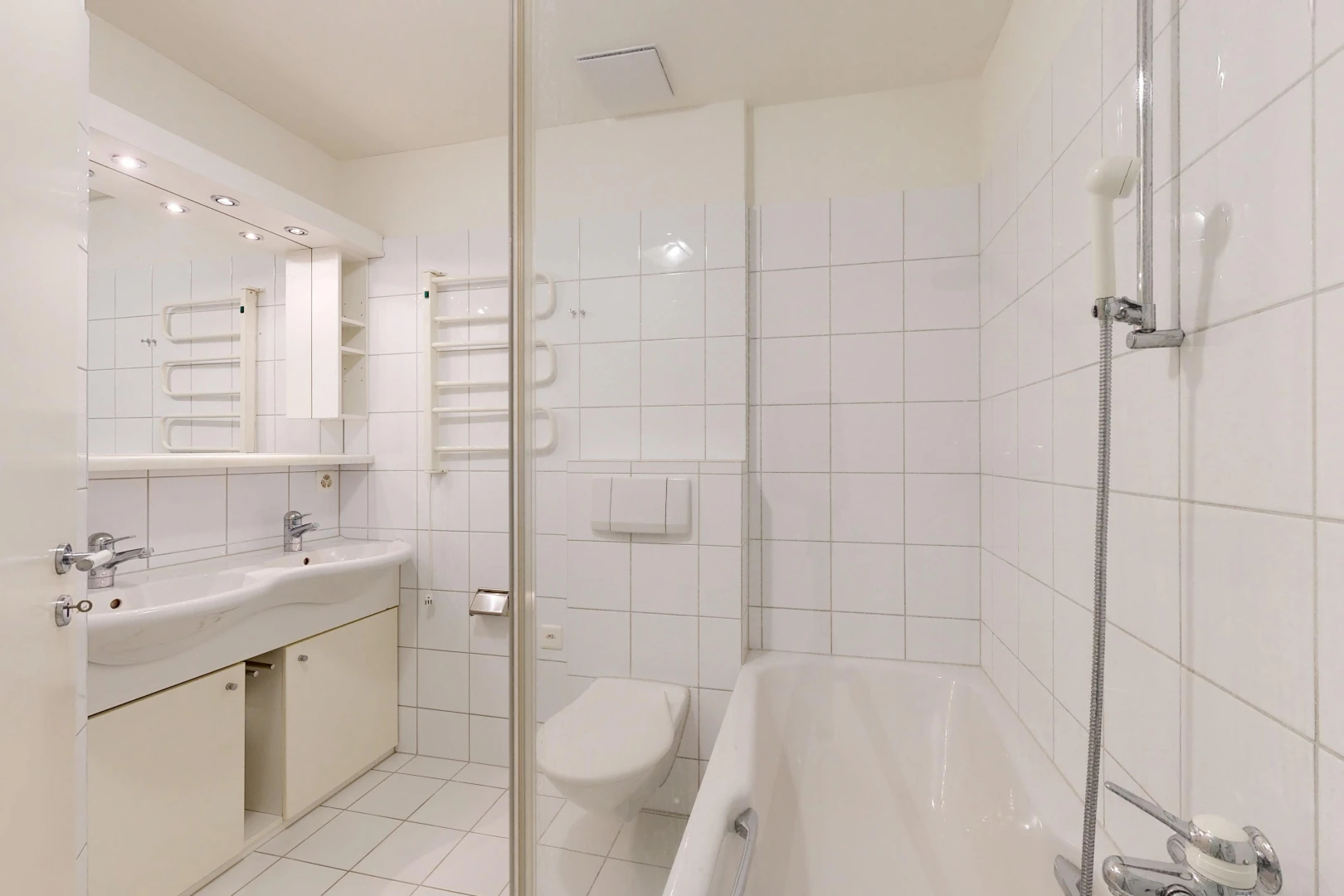 bad mit komplettes badezimmer, tile wall, fliesenwand, doppelwaschtisch, und waschbecken