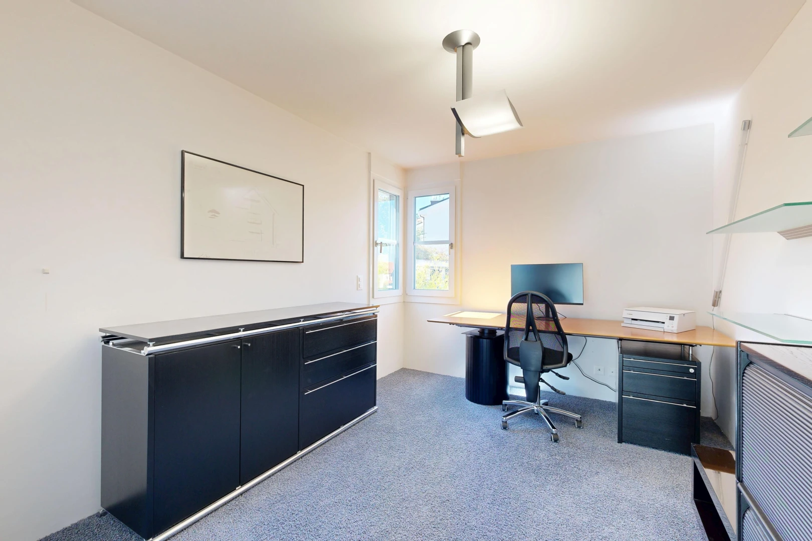 büro mit drywall, gipskartonwand, carpet, teppich, und natürliches licht