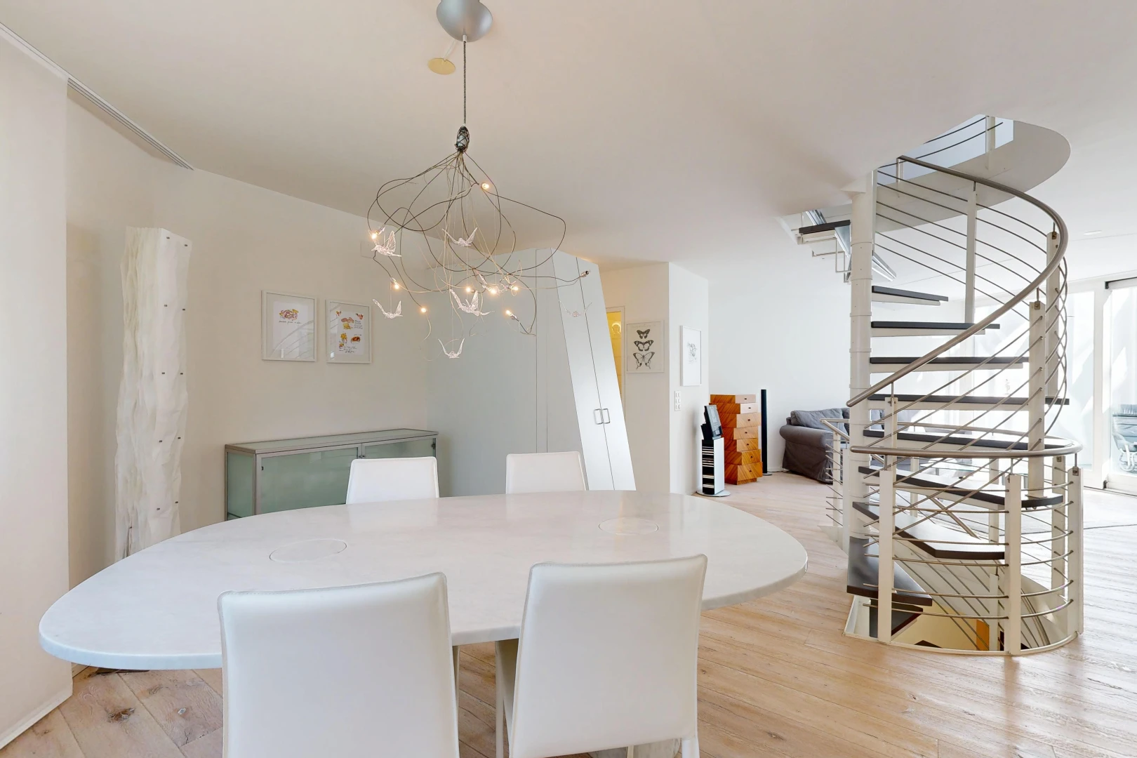 esszimmer mit treppen, drywall, gipskartonwand, wood finish floor, und holzfußboden