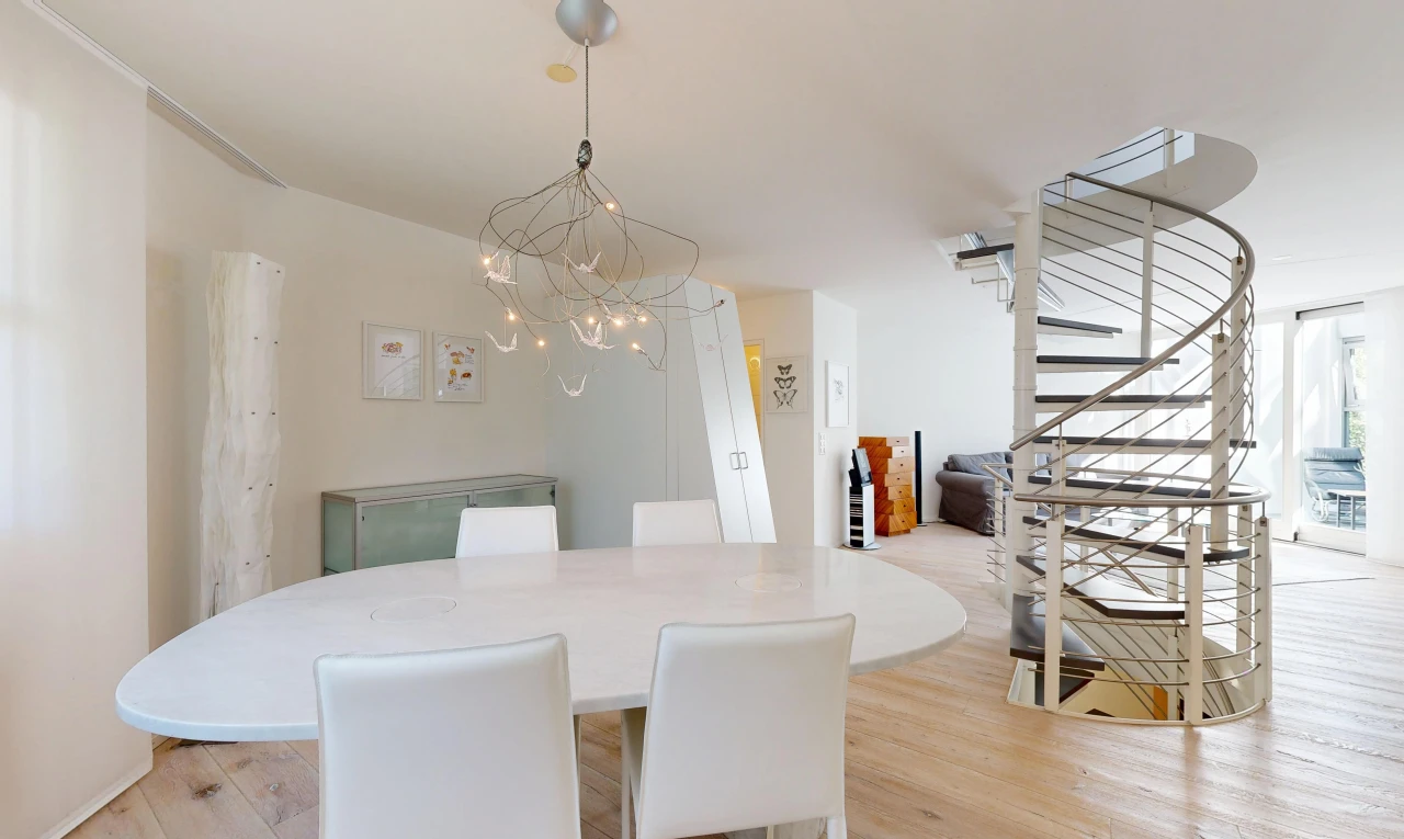 esszimmer mit treppen, drywall, gipskartonwand, wood finish floor, und holzfußboden
