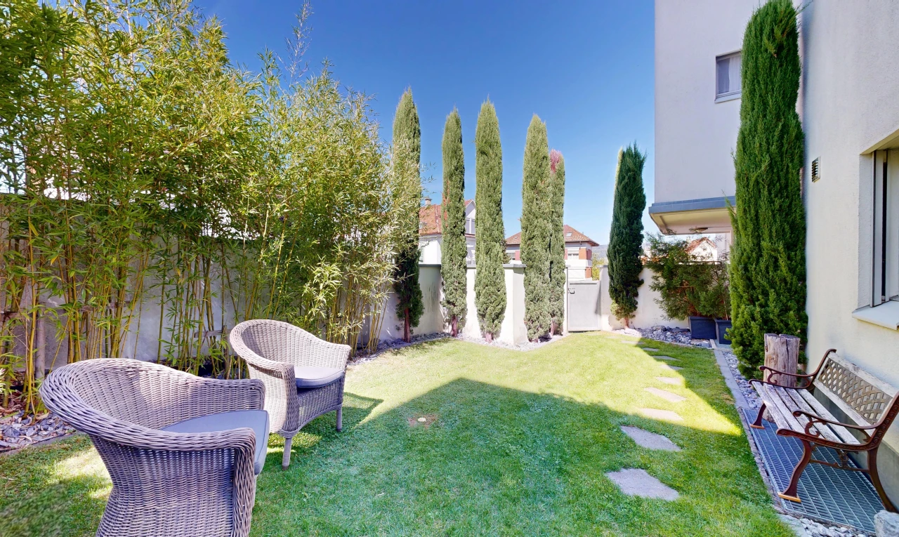 garten mit rasen, zaun, from property, und day time