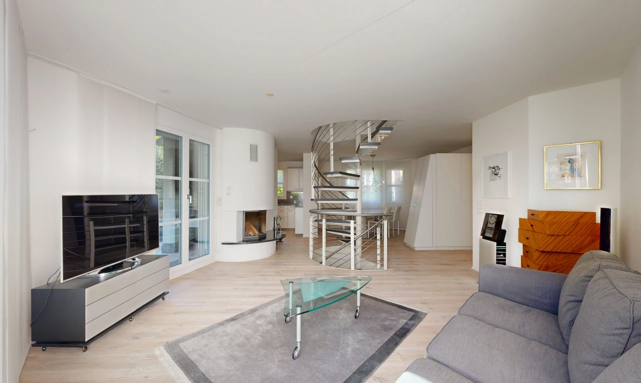 wohn- / esszimmer mit kamin, treppen, fernseher, gipskartonwand, und drywall