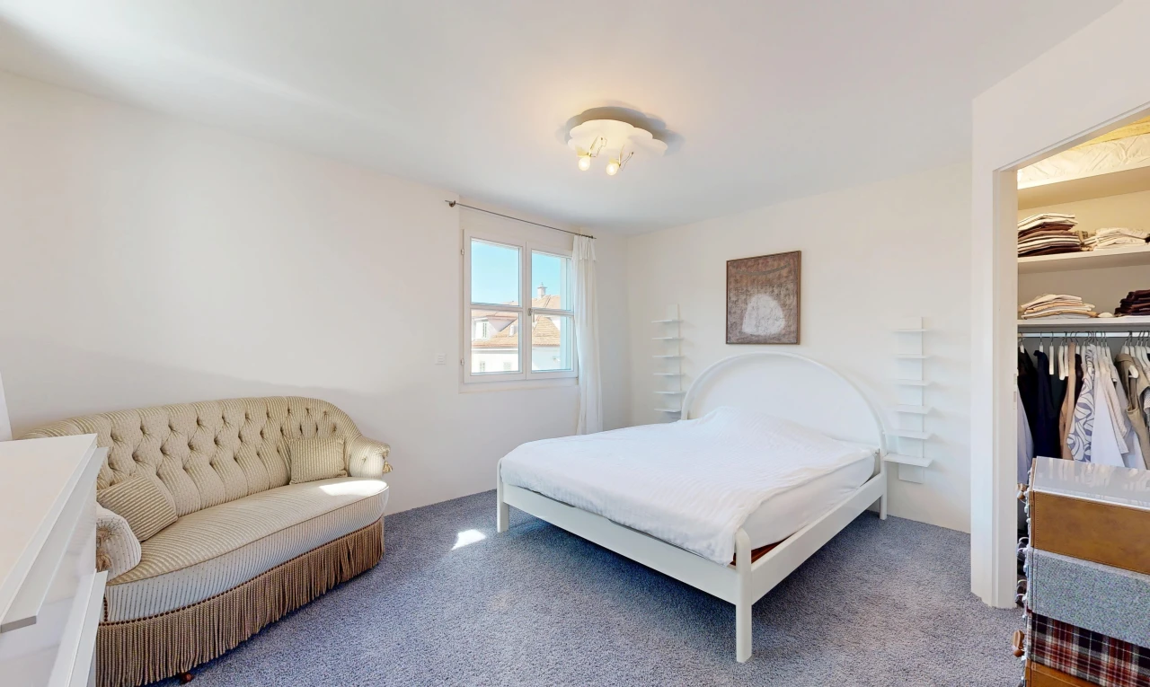 zimmer / schlafzimmer mit carpet, teppich, drywall, gipskartonwand, und begehbarer kleiderschrank