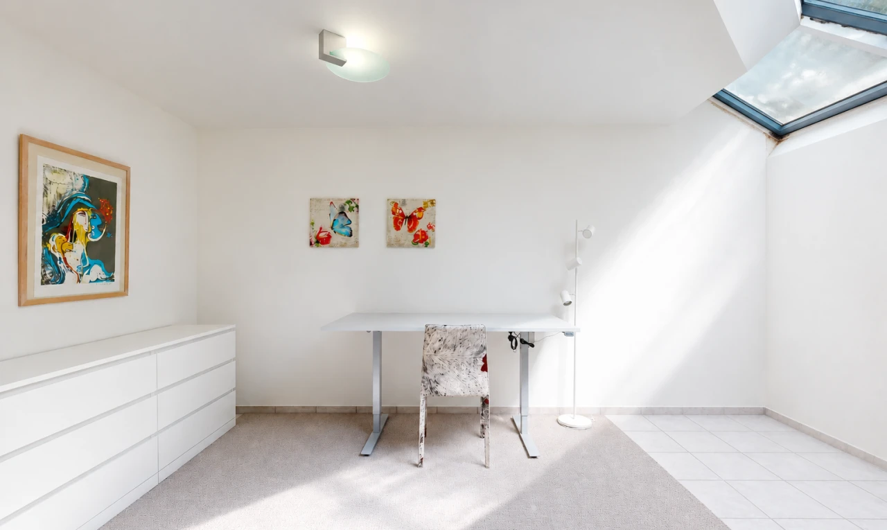zimmer / schlafzimmer mit drywall, gipskartonwand, carpet, teppich, und inside property