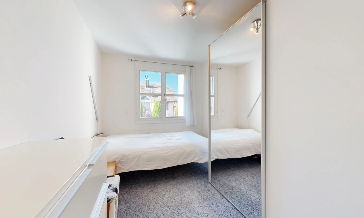 zimmer / schlafzimmer mit drywall, gipskartonwand, inside property, day time, und kleiderschrank