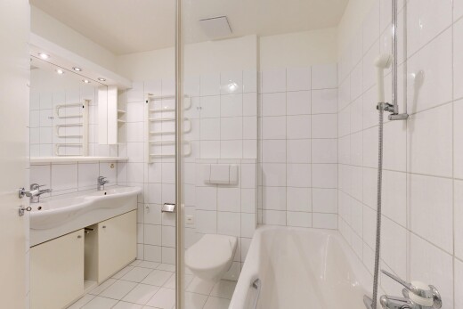 salle de bains avec salle de bain complète, tile wall, mur en carrelage, double vasque, et évier