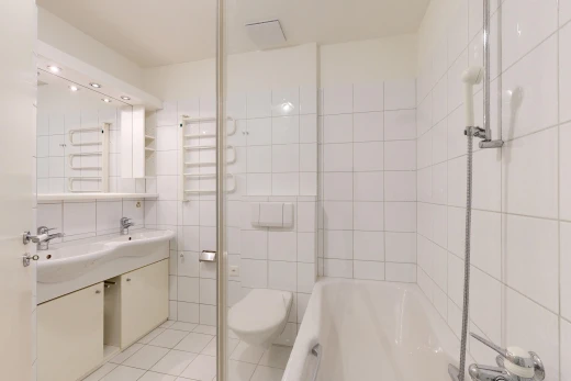 bad mit komplettes badezimmer, tile wall, fliesenwand, doppelwaschtisch, und waschbecken