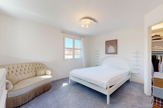 chambre avec carpet, moquette, drywall, cloison sèche, et dressing