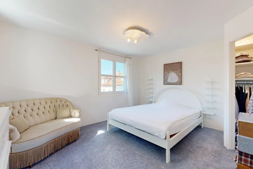 zimmer / schlafzimmer mit carpet, teppich, drywall, gipskartonwand, und begehbarer kleiderschrank