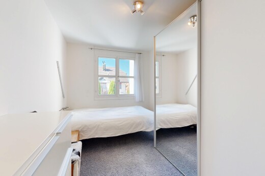chambre avec drywall, cloison sèche, inside property, day time, et placard