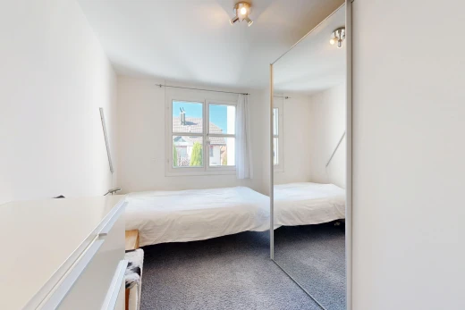 zimmer / schlafzimmer mit drywall, gipskartonwand, inside property, day time, und kleiderschrank