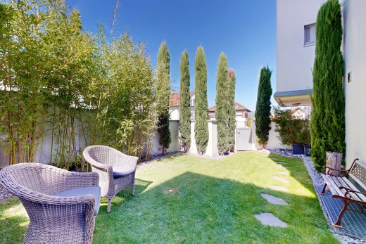 garten mit rasen, zaun, from property, und day time