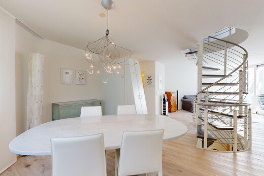 salle à manger avec escaliers, drywall, cloison sèche, wood finish floor, et sol en finition bois