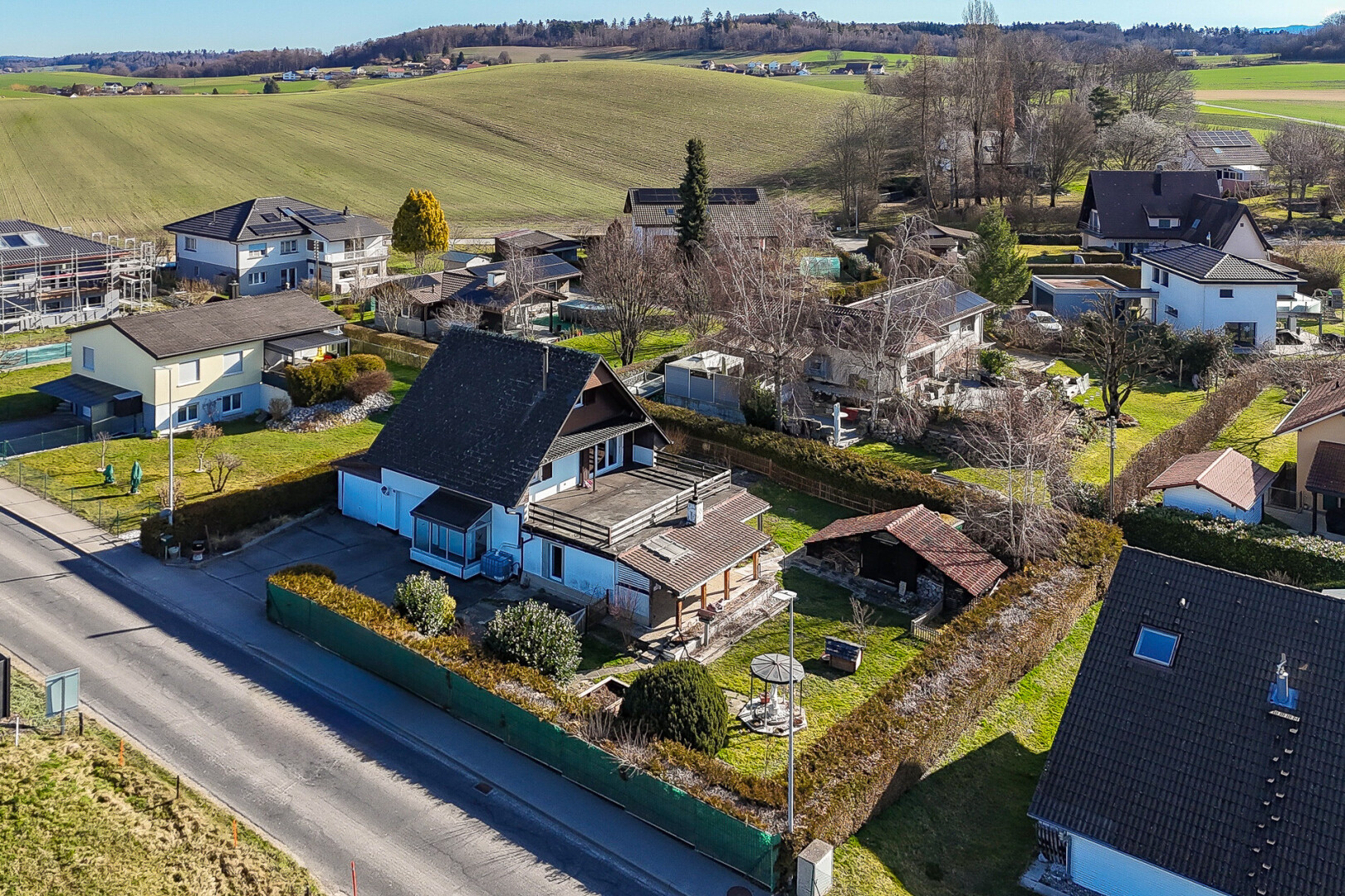 außenansicht mit garage, terrasse, day time, ländliche aussicht, und rural view