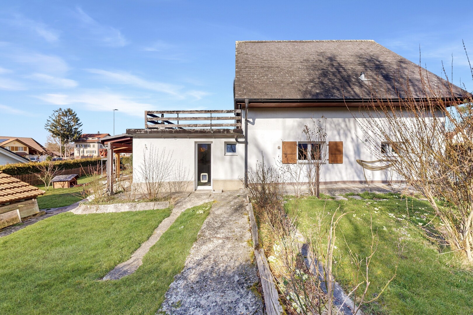 außenansicht mit rasen, day time, property visible, stuckverkleidung, und schindeldach