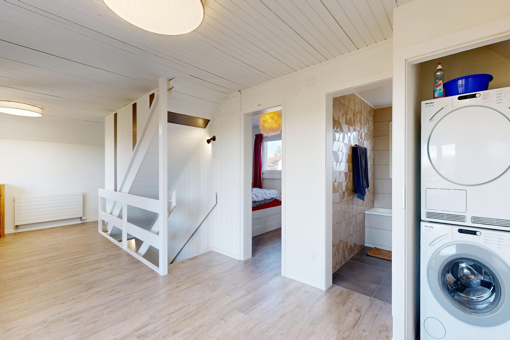 wäschekammer mit kühler, holzfußboden, wood finish floor, waschturm, und wäscherei