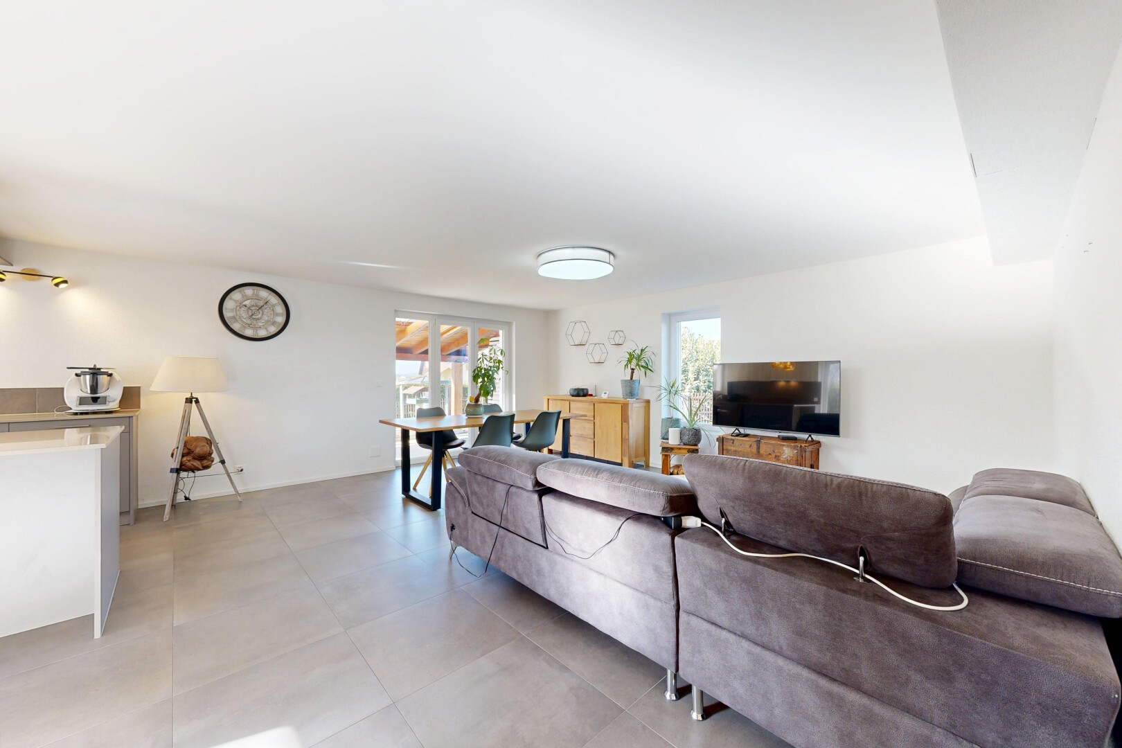 wohnzimmer mit natürliches licht, natural light, gipskartonwand, drywall, und fernseher