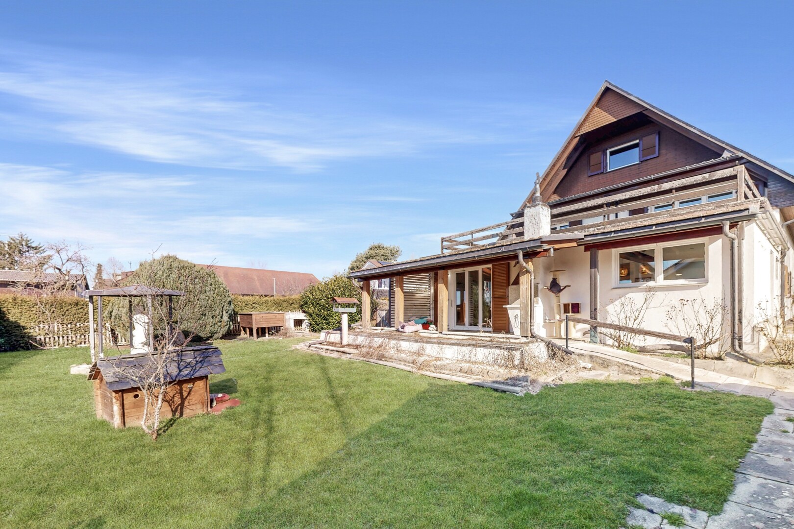 außenansicht mit from property, rasen, terrasse, und day time