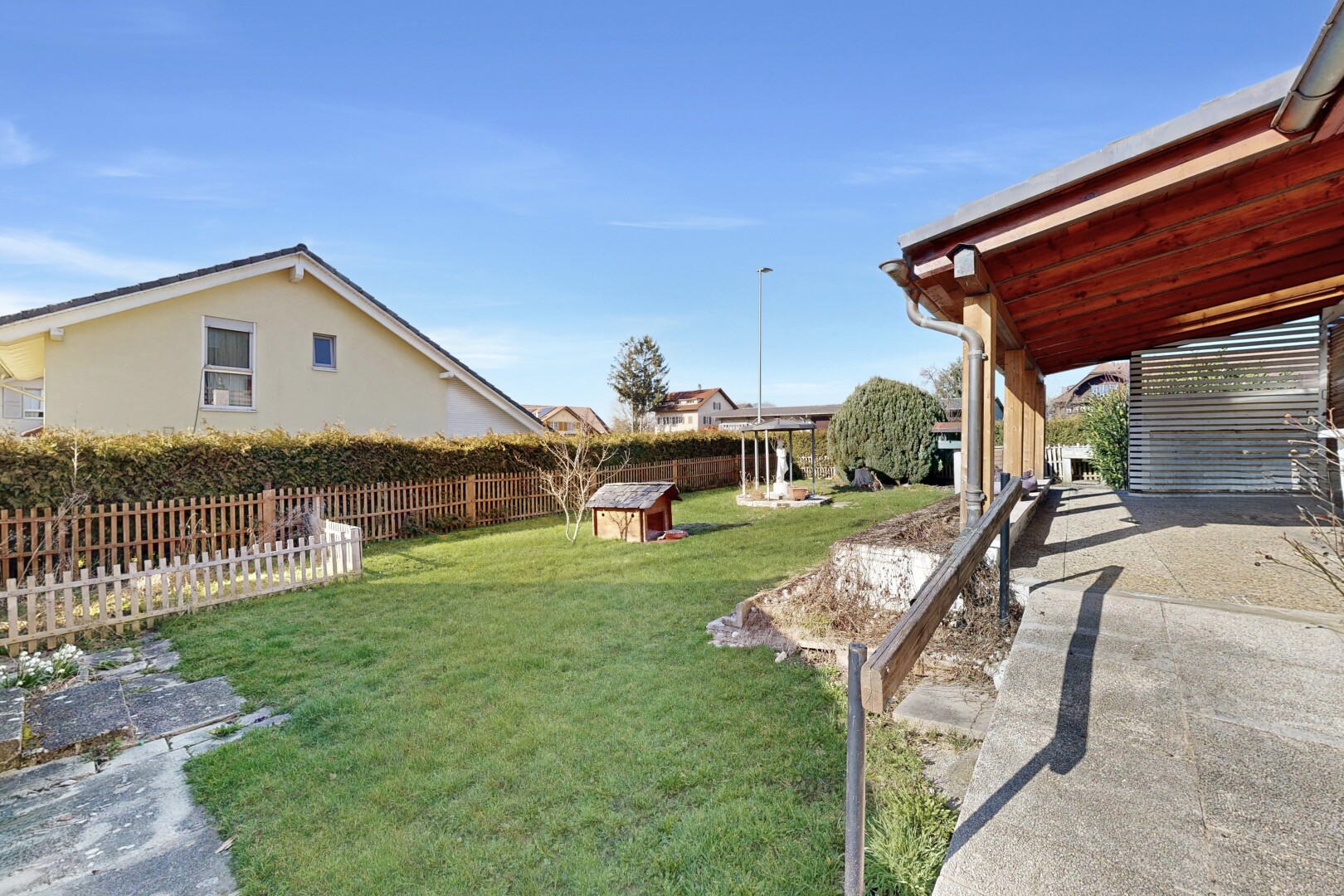 garten mit from property, rasen, day time, zaun, und terrasse