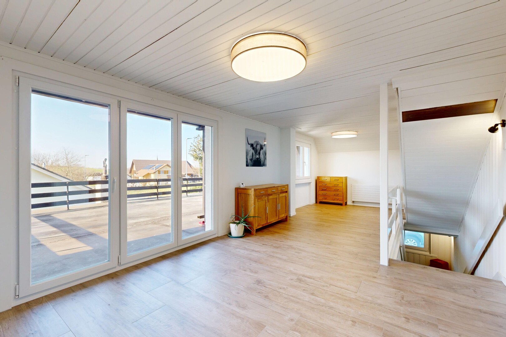leerer raum mit natural light, natürliches licht, inside property, day time, und wood finish floor