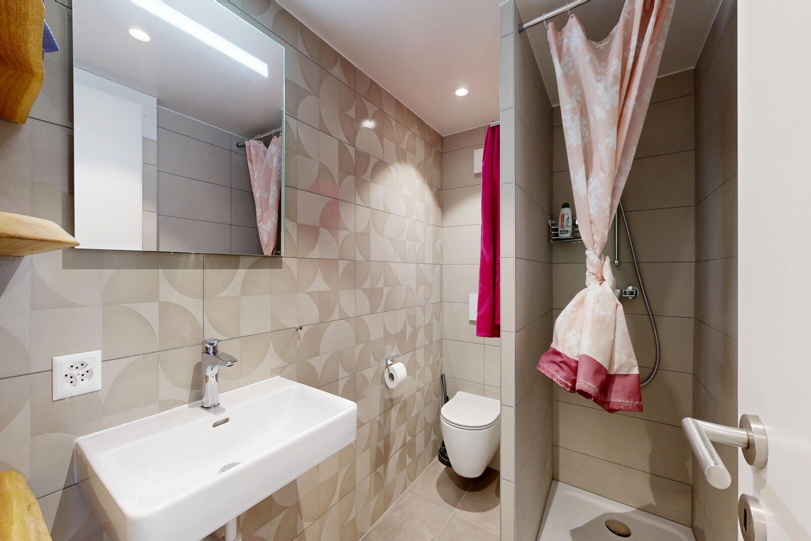 bad mit dusche, komplettes badezimmer, fliesenwand, tile wall, und spiegel