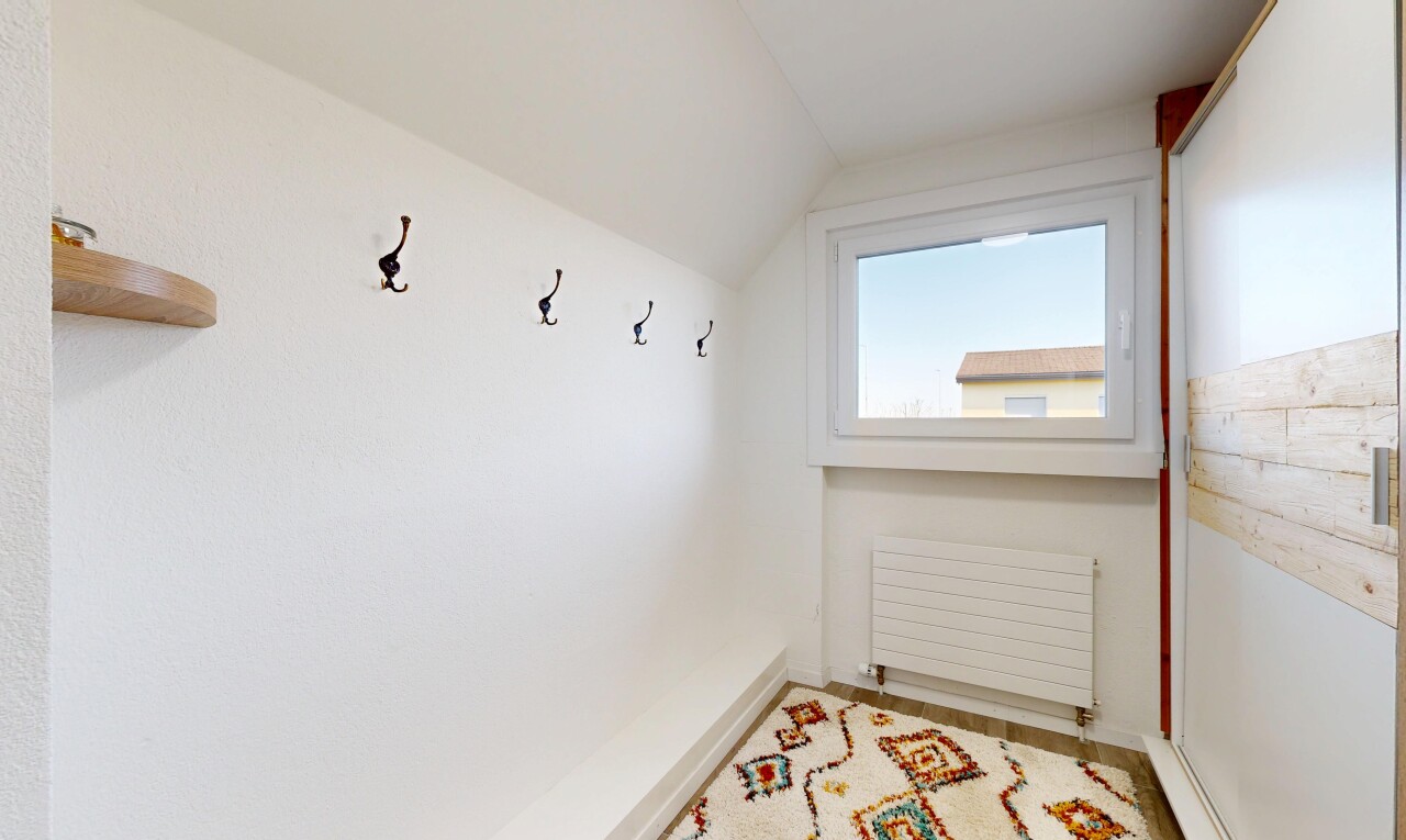 leerer raum mit kühler, dachschräge, vaulted ceiling, gipskartonwand, und drywall